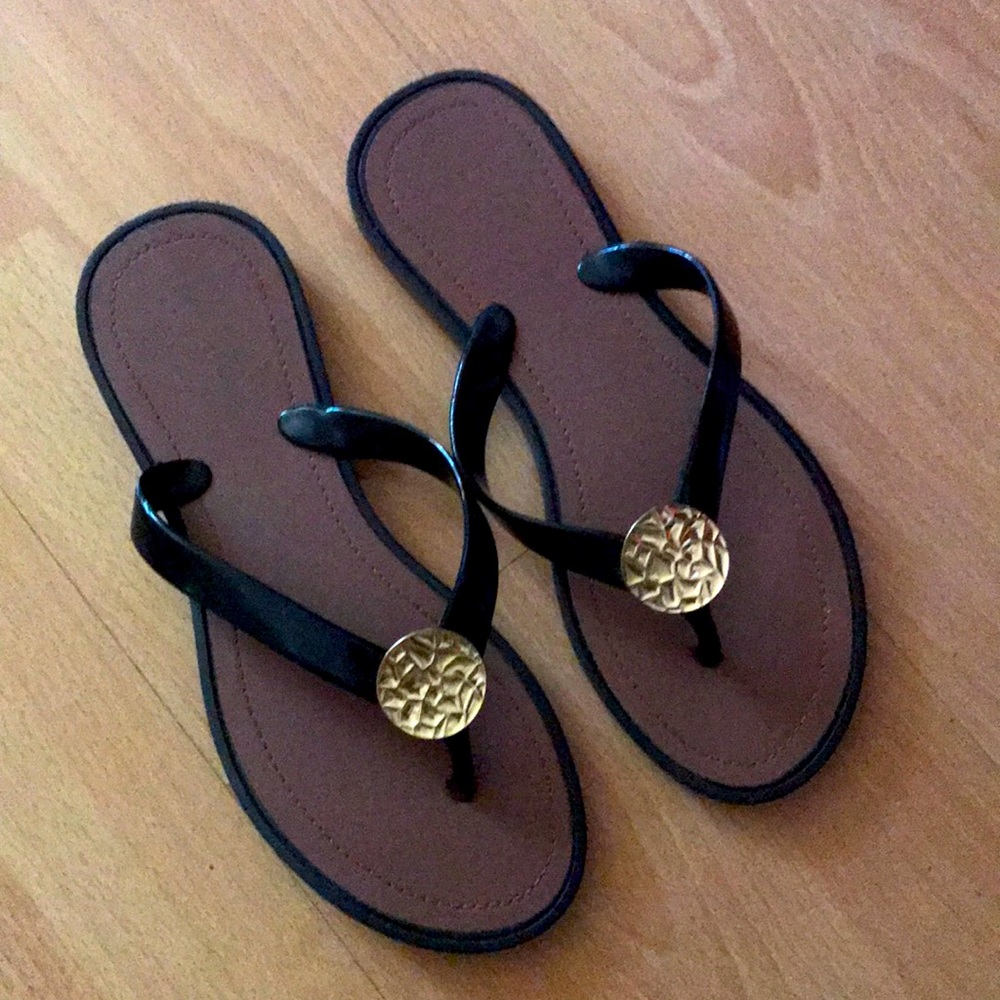 Golden brown accent/black flip-flops😎 size 7/8**